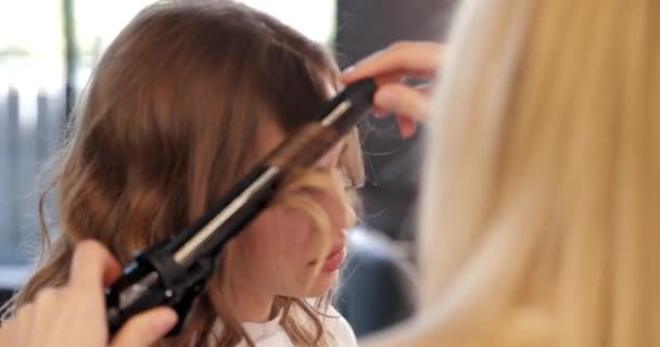 美容室で若い花嫁にカールを作る美容師. — ストック動画