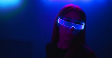 Siber gözlüklü genç bir kadın. Neon gelecek. Tahılın ve sesin bir etkisi vardır..