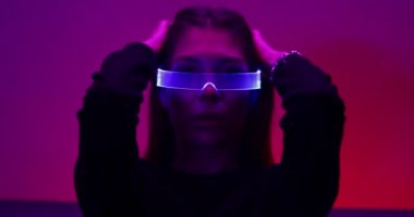 Neon tarzı. Neon mavi gözlüklü genç kadın..