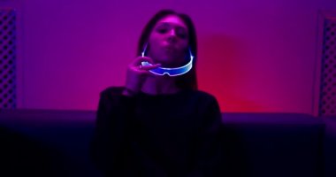 Genç bir kadının gelecekteki neon portresi. Tahılın ve sesin bir etkisi vardır..