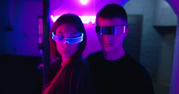 Gente cyberpunk. Retrato de neón de personas en gafas futuristas. Hay un efecto de grano, ruido. — Vídeo de stock