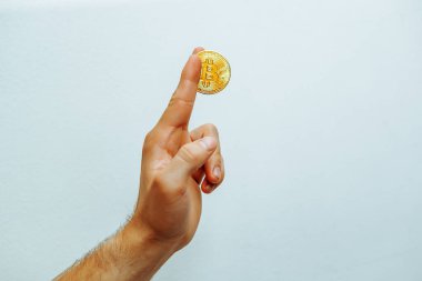 Elinde Bitcoin tutan adam.