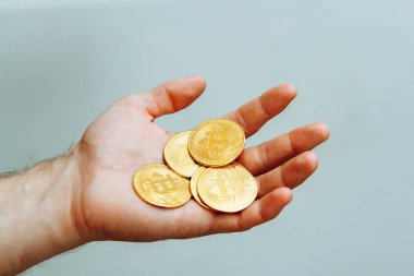 Hafif arkaplandaki bitcoin 'ler.