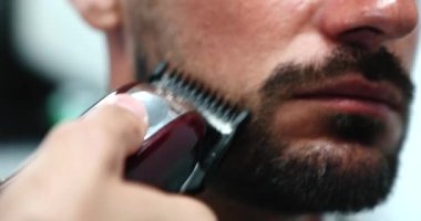 Berber sakal tıraşı yapar..