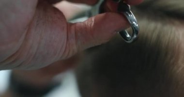 Makasla saç kesimi. Yakın plan..