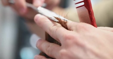 Uzun saçı makasla buduyorum..