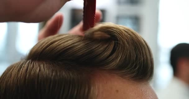 Klasyczna stylizacja męskich włosów. Zbliżenie. — Wideo stockowe