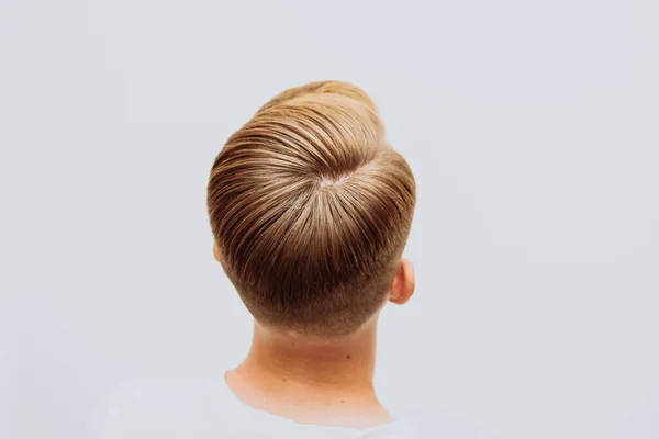 Corte de pelo para hombre y peinado sobre un fondo blanco. — Foto de Stock