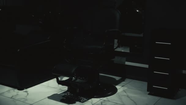 La silla de barbero emerge de la oscuridad. — Vídeos de Stock
