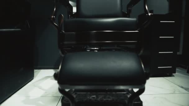 Cadeira de barbeiro. Visão de baixo para cima. — Vídeo de Stock