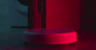  Robot elektrikli süpürge neon odada bir daire içinde döner..