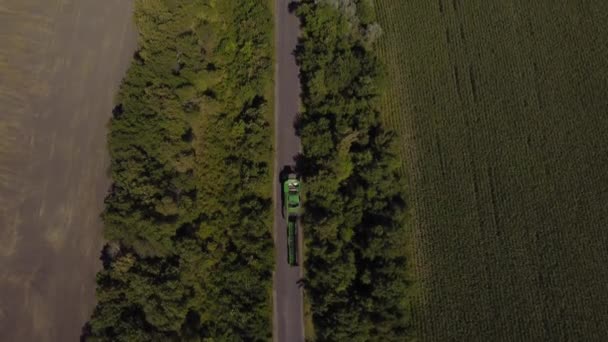 La cosechadora va por el camino. Vista superior. — Vídeos de Stock