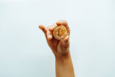 Hafif arkaplanda Bitcoin.