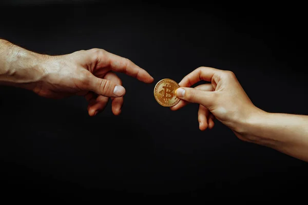 Concepto de transferencia de Bitcoin de mano a mano. — Foto de Stock