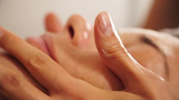 Massagem facial feminina close-up. — Vídeo de Stock