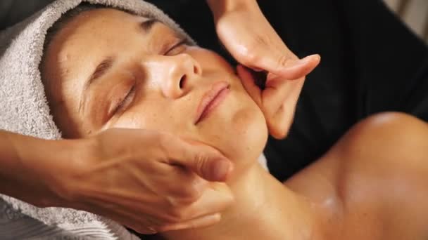 Mulher massagem facial. — Vídeo de Stock