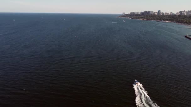 Le bateau navigue sur la plage. — Video