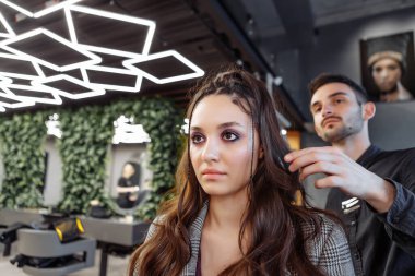 Genç bir kadın bir güzellik salonuna gitti. Makyaj ve saç şekillendirme.