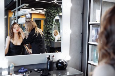 Güzellik salonundaki kaşlara makyaj yapmak..