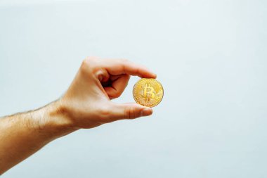 Hafif arkaplanda Bitcoin.