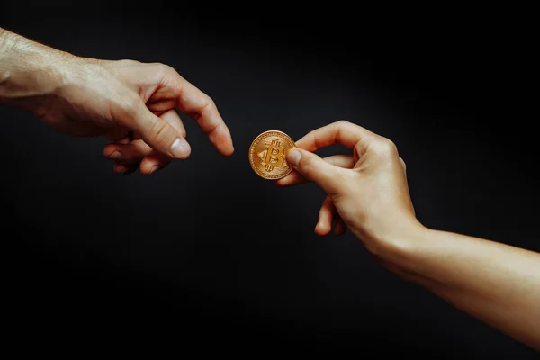 Concepto de transferencia de Bitcoin de mano a mano. — Foto de Stock