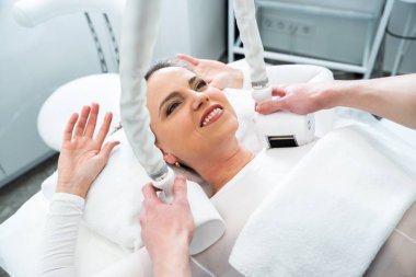 Müşteri, parlak bir sağlık tesisinde yüz tedavisi görüyor..