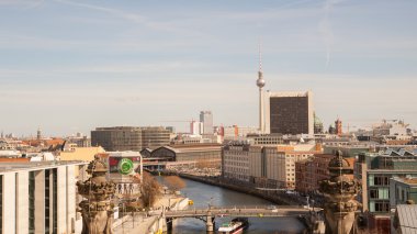 Spree üzerinde köprü