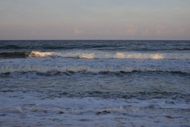 Dungun, Terengganu 'daki muson mevsiminde şiddetli dalgaların ve bulutlu gökyüzünün manzarası Malezya' nın güçlü kıyı atmosferini yakalıyor..