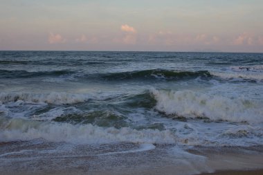 Karanlık deniz, Malezya 'da yumuşak bir muson altında Dungun, Terengganu sahillerinde kabarır ve dalgalanır..