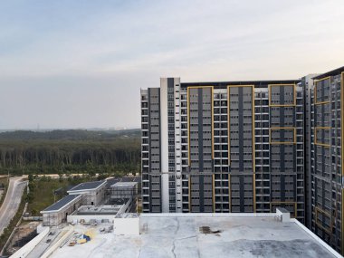 CyberSouth, Cyberjaya 'daki modern yüksek binalar sisli bir günde şantiyeye ve yemyeşil ormanlara bakıyor. gayrimenkul, emlak geliştirme ve kentsel büyüme.