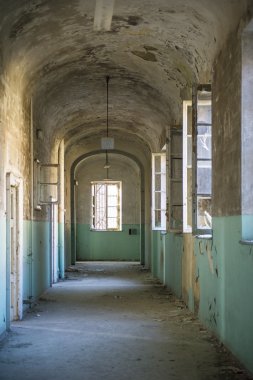 Terk edilmiş bir binanın manzarası