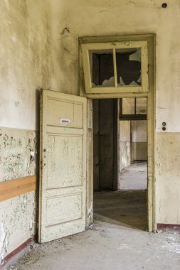 Terk edilmiş bir binanın manzarası