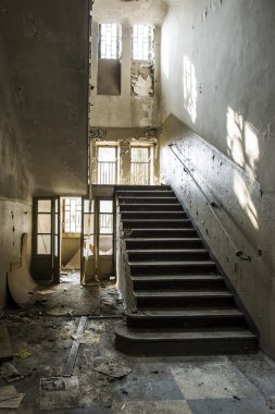 Terk edilmiş bir binanın manzarası