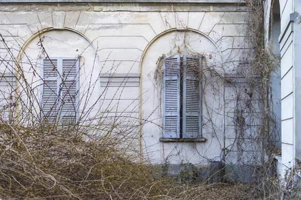 Una vista de un edificio abandonado — Foto de Stock