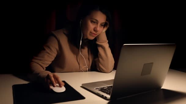 Smiling woman working on laptop till late typing on keyboard lamp light — Stock Video