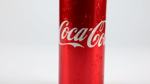 Lviv, Ukraina - 22 april 2021: metall coca cola kan flaska närbild cowered med sprayvatten — Stockvideo