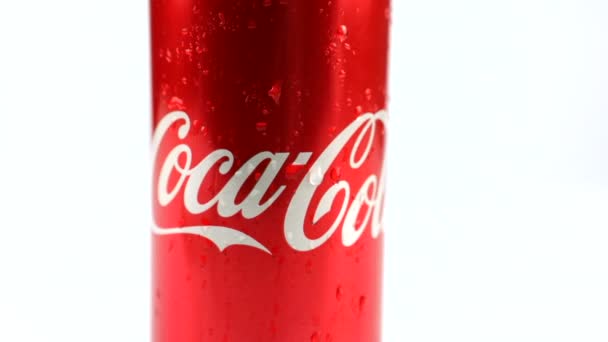 Lviv, Ukraina - 22 april 2021: metall coca cola kan flaska närbild cowered med sprayvatten — Stockvideo