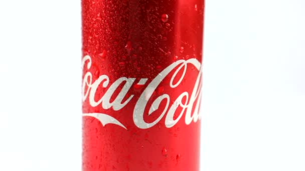 Lviv, Ucrania - 22 de abril de 2021: la cola de coca metálica puede embotellar de cerca cubierta con agua en aerosol — Vídeos de Stock