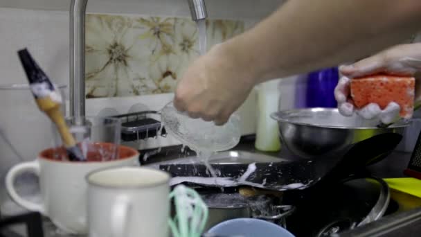 Geschirr in der Küche aus nächster Nähe spülen — Stockvideo