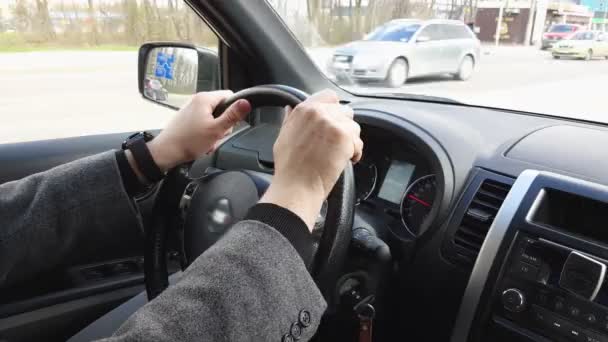 Mann am Steuer Auto Ansicht von innen Lenkrad Armaturenbrett Kopierraum — Stockvideo