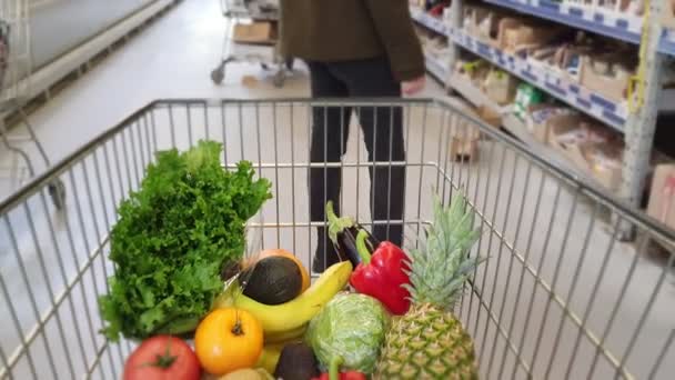 pohled na nákupní košík s ovocem a zeleninou zblízka