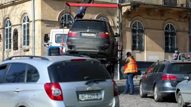Lviv, Ucraina - 28 aprile 2021: auto evacuazione multa per parcheggio sbagliato. rimorchio auto — Video Stock