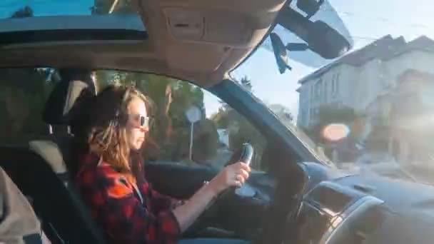 Femme conduisant la voiture à l'heure du soir — Video