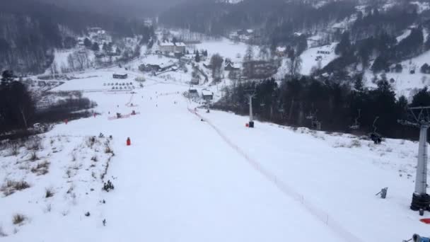 Vanuit de lucht uitzicht op skigebied — Stockvideo