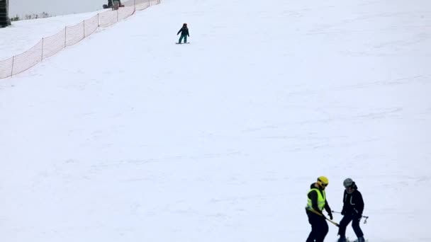 Maidan, Oekraïne - 20 februari 2021: kleine jongen leert snowboarden — Stockvideo