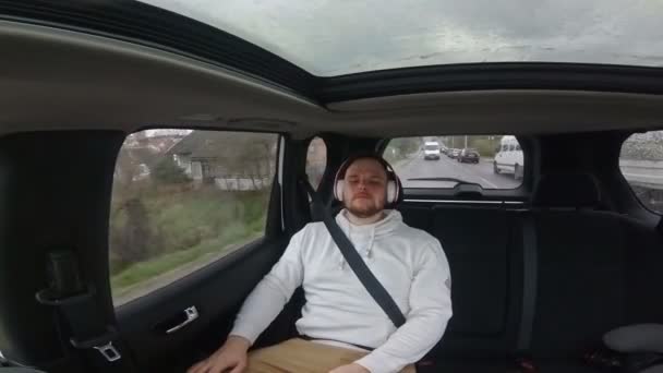 Férfi ül a hátsó autó ül nézi az ablakban — Stock videók