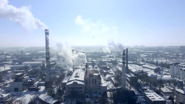 Vanuit de lucht bekijken van smog die uit chemische fabriekspijpen gaat — Stockvideo