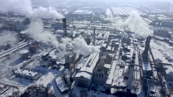 Luftaufnahme vom Smog, der aus den Rohren der Chemiefabrik dringt — Stockvideo