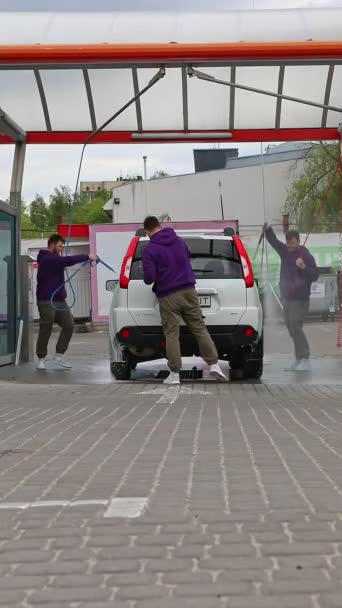 Leopoli, Ucraina - 22 maggio 2021: uomo diviso per tre e lavare la sua auto con alta pressione — Video Stock