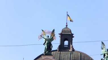Lviv opera binasında Ukrayna bayrağı